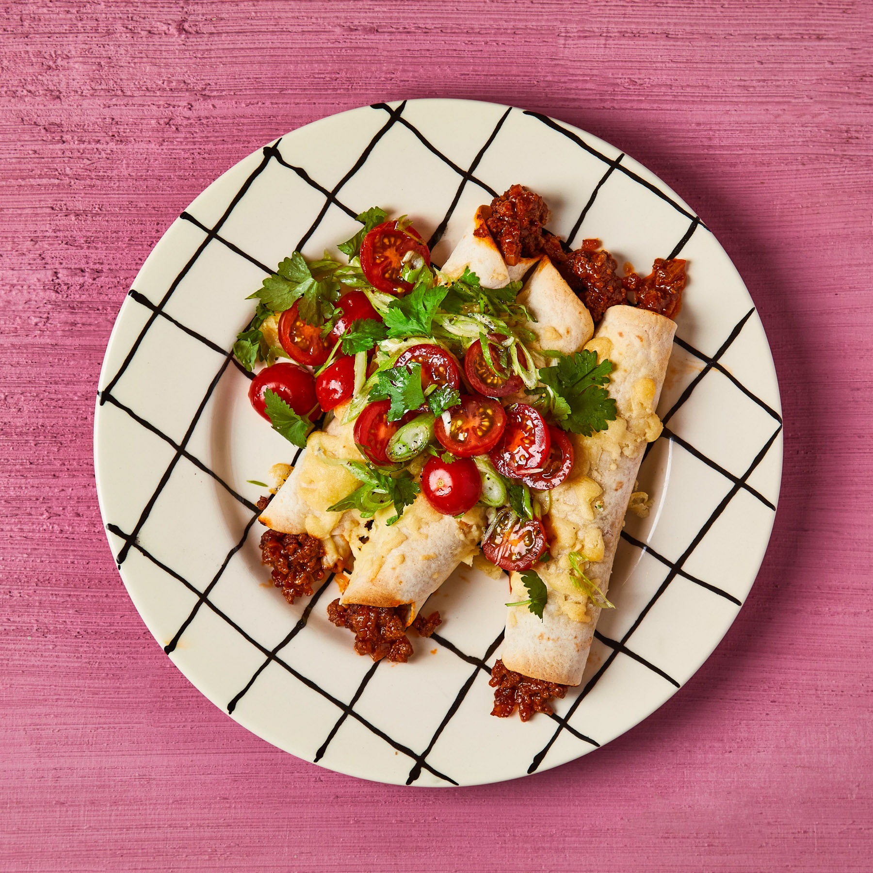 スキー RMU Whole Enchilada Smoky Beef Mince Wholemeal Enchiladas With Tomato Salsa | Gousto